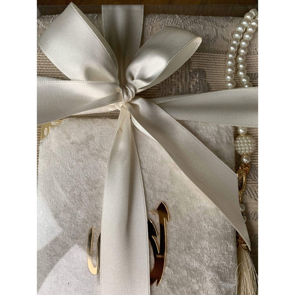 Islamic Gift box consists of a Prayer mat, Surah Book &amp; tasbih beads-Gift-Islamic Goods Direct